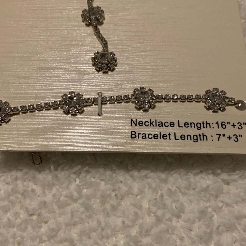NEW- Nicole Miller Elegant Silver Floral Jewelry Set - Picture 4 of 5